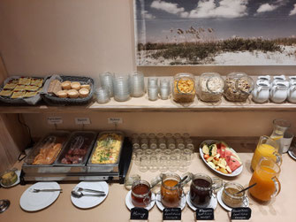 Fr&uuml;hst&uuml;ck mit Brot, Aufschnitt und Beilagen